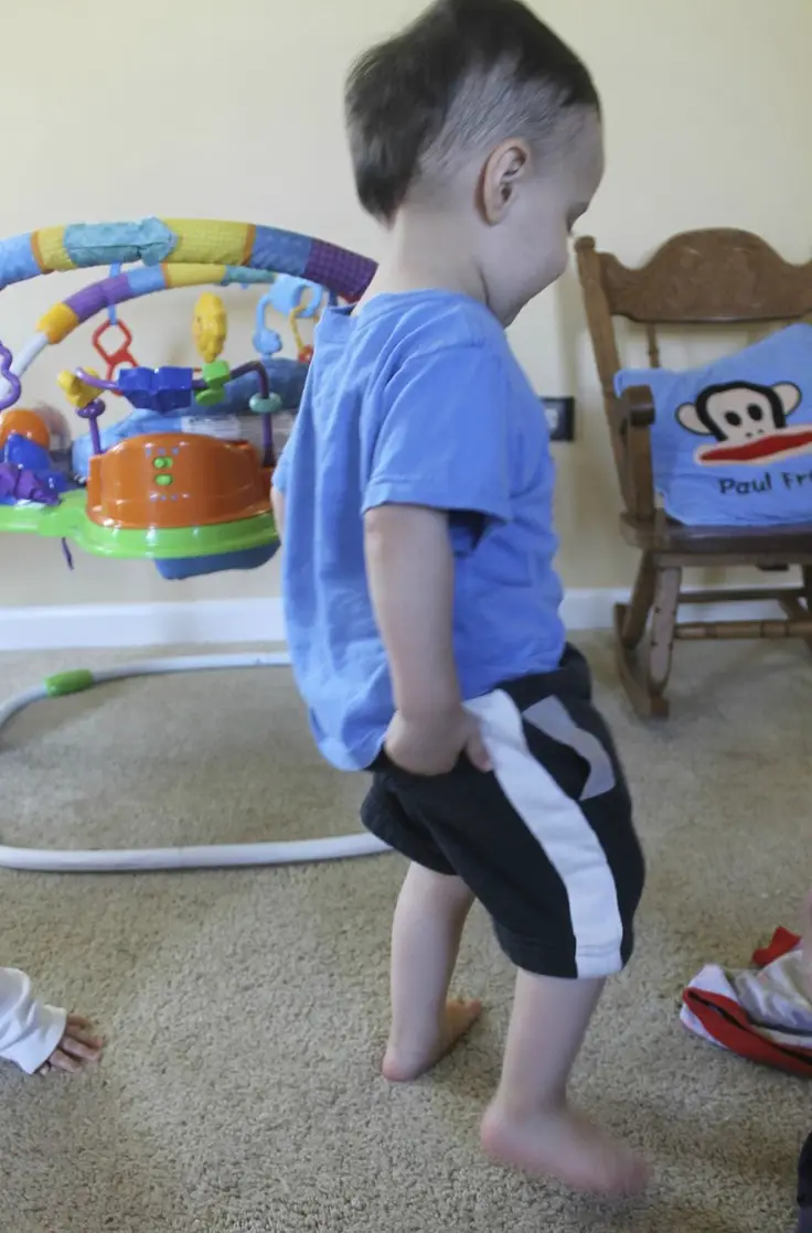 toddler-pulling-pant-with-no-help
