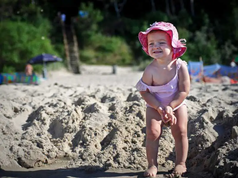 toddler-trying-to-pee-to-potty-train-your-toddler-fast