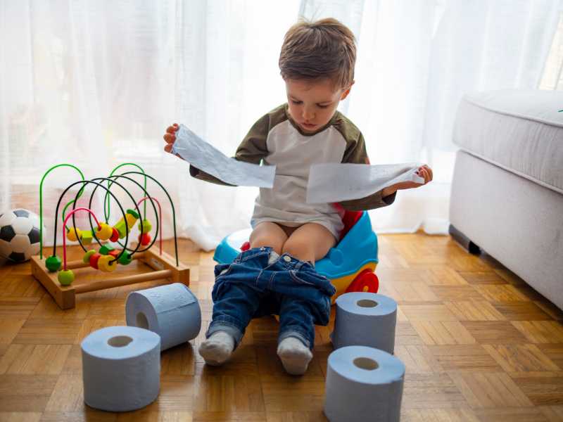 toddle-sitting-on-the-potty-following-simple-instruction