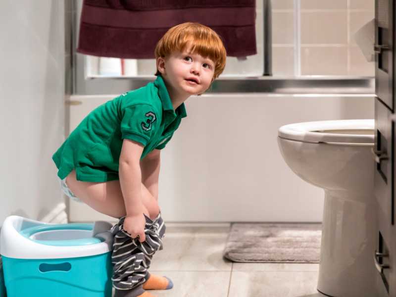 toddler-walk-to-the-potty-and-off-pant