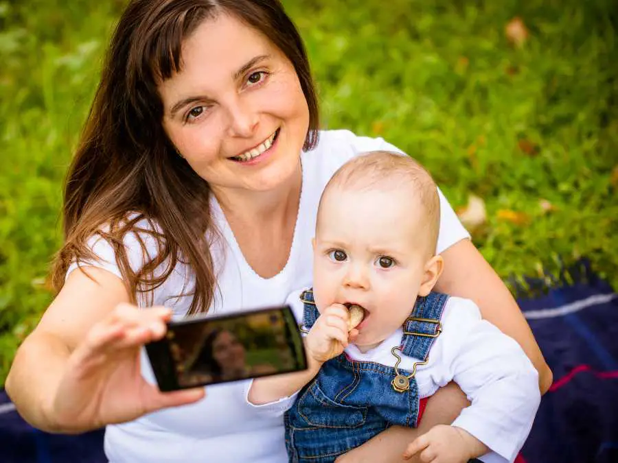 mom-capturing-moment-with-baby-to-survive-summer-vacation-with-a-new-born