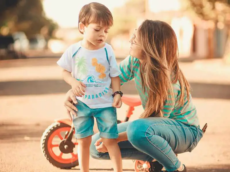 mom-charging-child-environment-calm-toddler-tantrum-hack