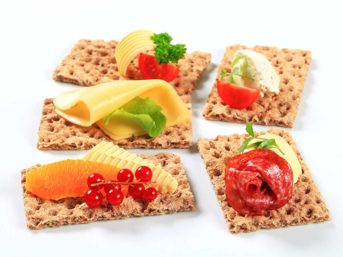 grain-crackers-with-cheese