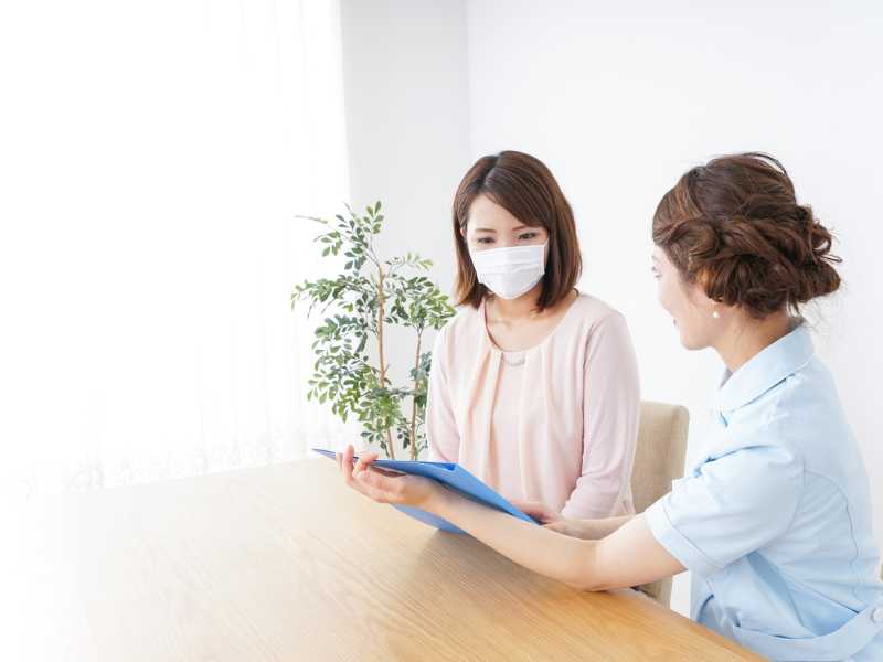 mom-with-her-healthcare-provide
