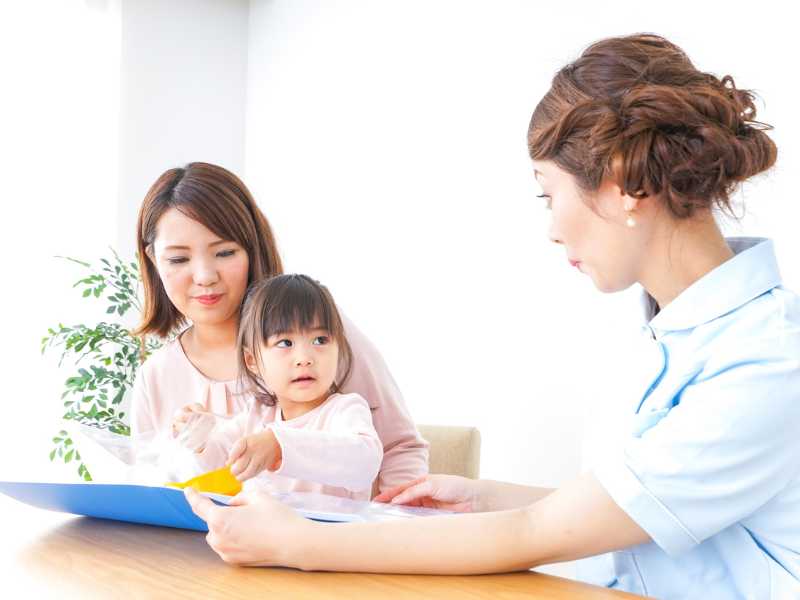 mom-with-an-healthcare-provider-pregnance-checklist-by-trimester