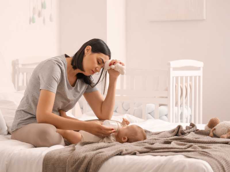 mom-not-bonding-with-baby