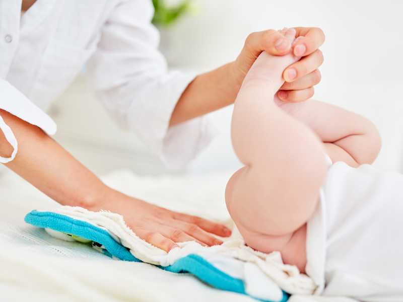 changing-diaper-to-cloth-napkin