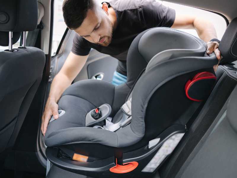 dad-installing-the-car-seat