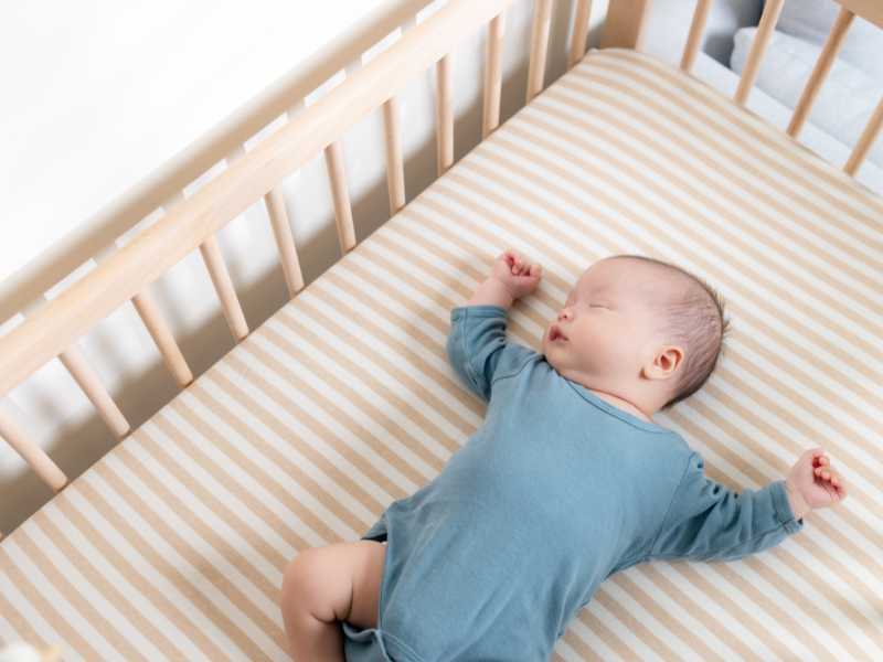 baby-swleeping-cool-to-survive-summer-vacation-with-a-newborn