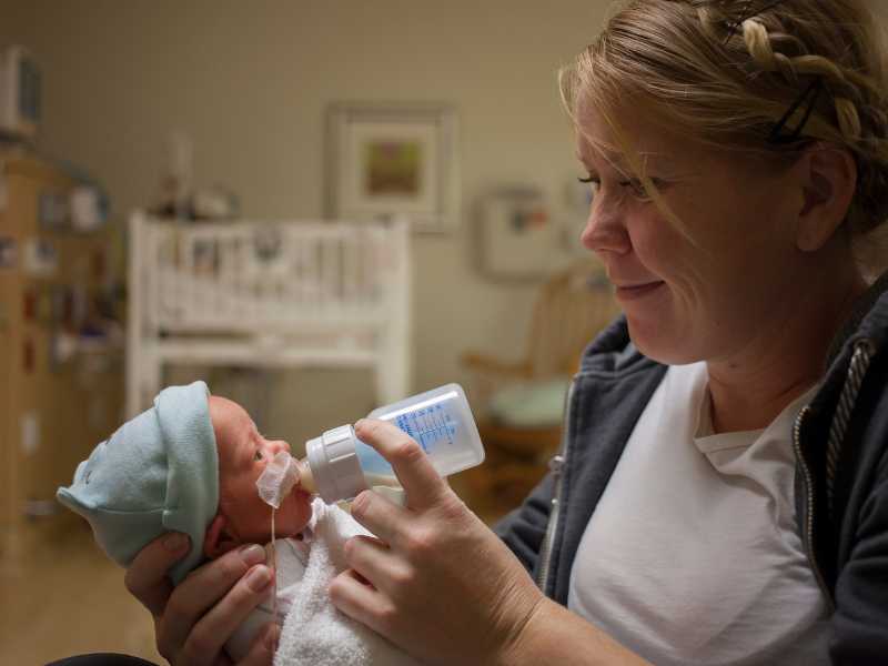 mom-keep-baby-feed-calm