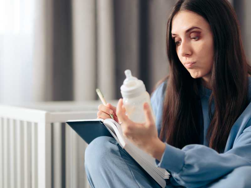 mom-keeping-baby-journal