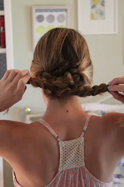 knotted-bun-hair-to-achieve-quick-updos-for-thick-hair-in-summer