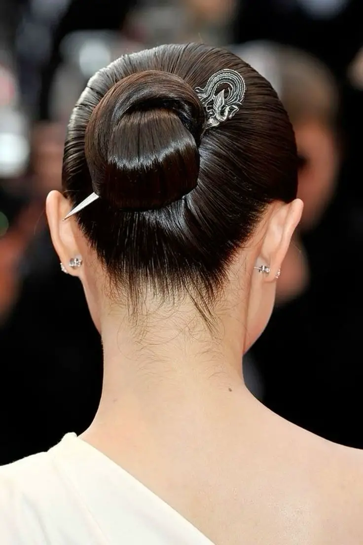 chignon-low-pinned-hair-to-achieve-quick-updos-for-thick-hair-in-summer