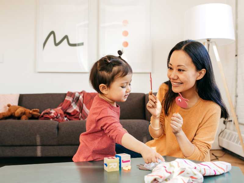 mom-having-calm-body-language-with-child