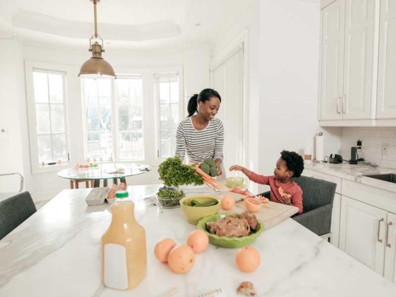 mom-offering-choice-to-toddler-ways-on-how-to-make-toddler-meal