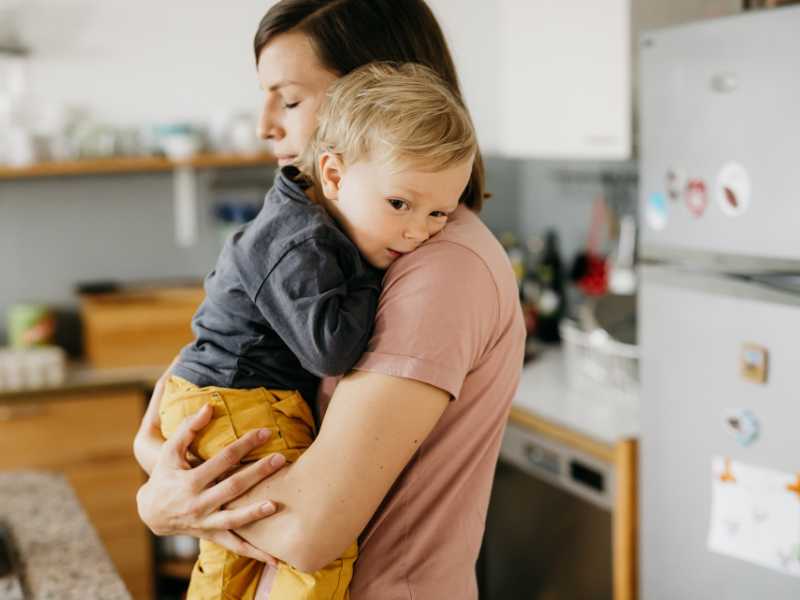 mom-hugging-her-baby-calm-toddler-tentrum-hack