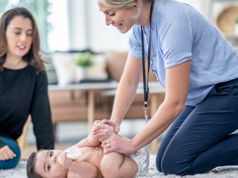 mom-getting-support-for-baby-pregnance-checklist-by-trimester