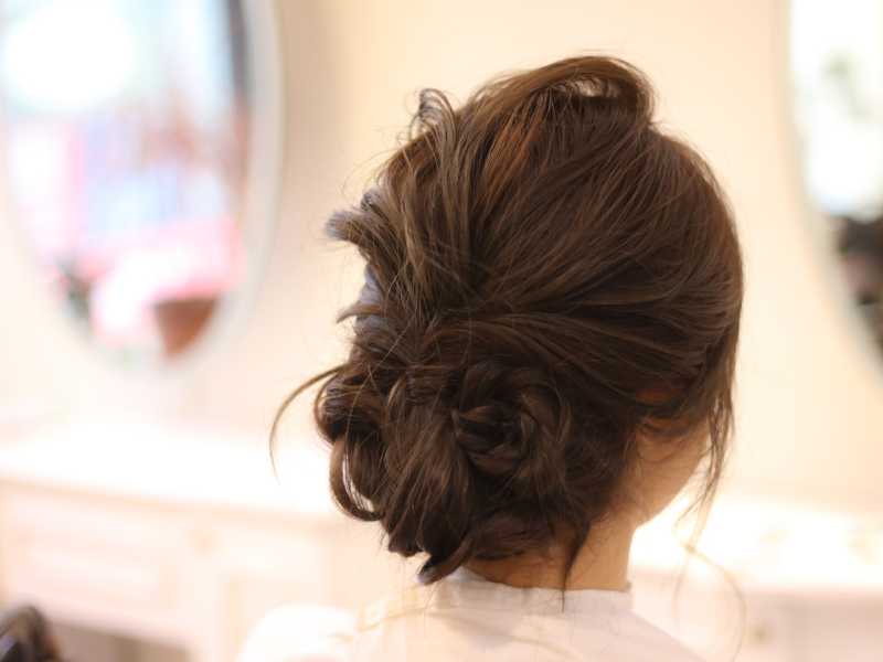 french-twist-hair-to-achieve-quick-updos-for-thick-hair-in-summer