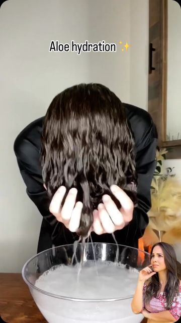 lady-refreshing-her-hair-aloe-vera-jell-mix