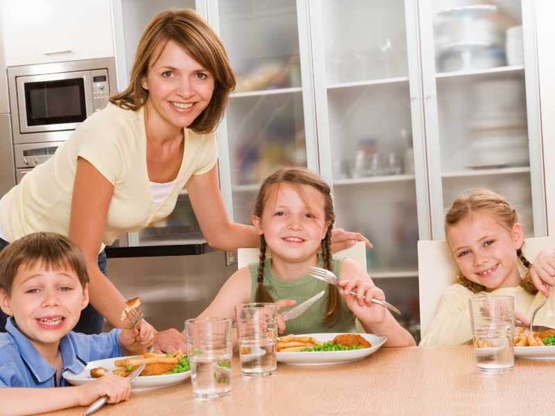 mom-and-toddlers-with-deconstructed-meal