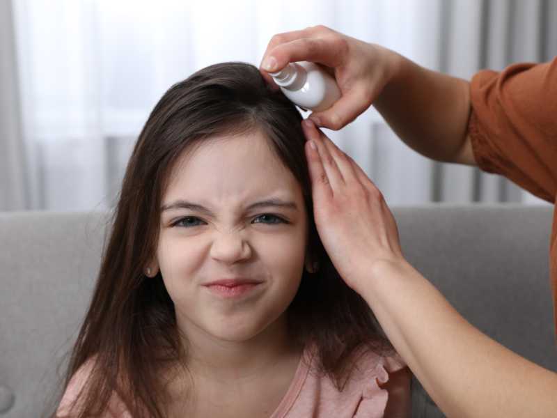 spray-hair-with-anti-itching-oil