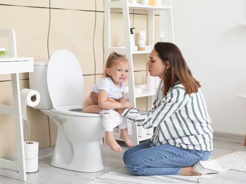 mom-staying-calm-with-toddler-to-potty-train-your-toddler-fast