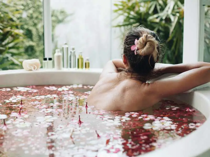 mom-taking-a-warm-bath-things-things-to-do-before-the-baby-arrives