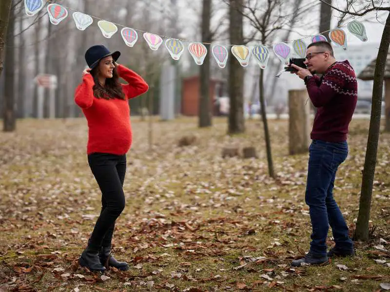 mom-taking-maternity-photo-things-to-do-before-the-baby-arrives