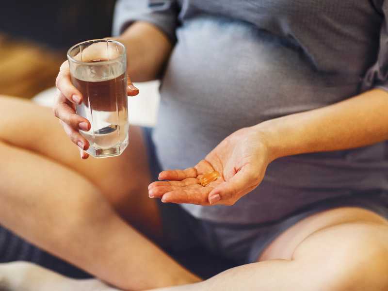 mom-taking-prenatal-vitamins