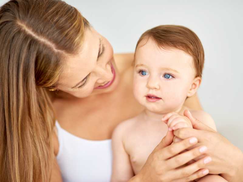 mom-looking-at-baby-trusting-her-instinct