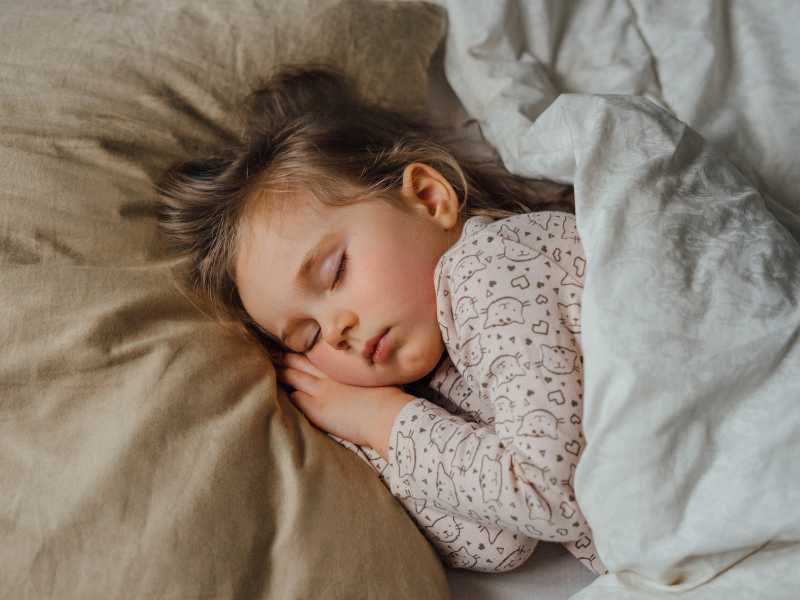 baby-sleeping-with-comfortable-blacket