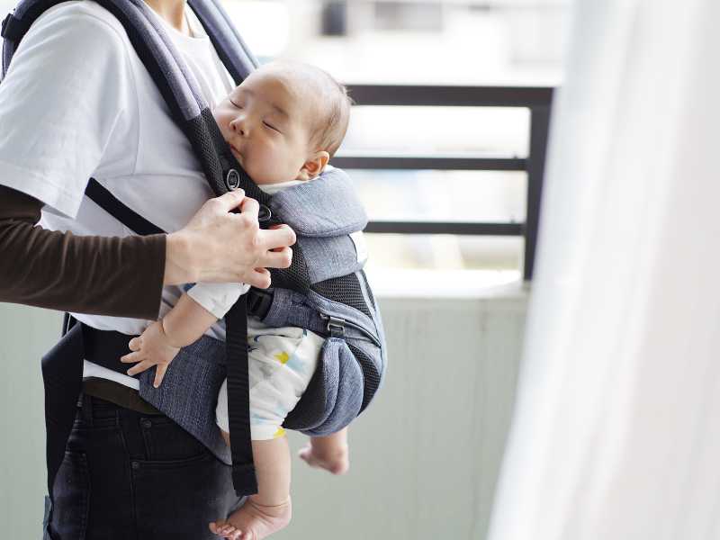 mom-carrying-baby-with-a-lightweight-carrier