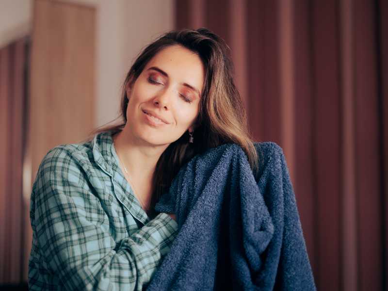 cleaning-hair-with-towel