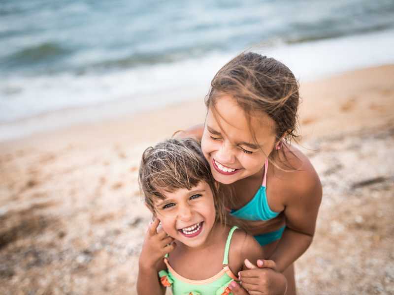 mom-whisper-something-to-child-calm-toddler-tantrum-hack