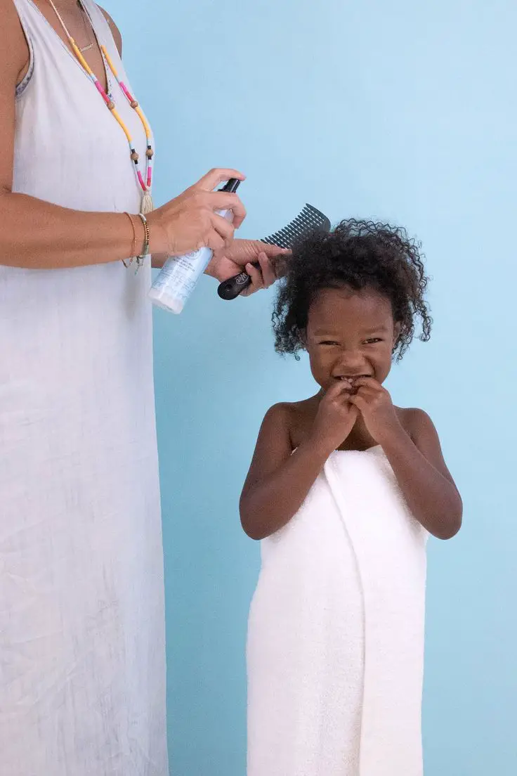 mom-adding-humectant-to-toddler-hair-