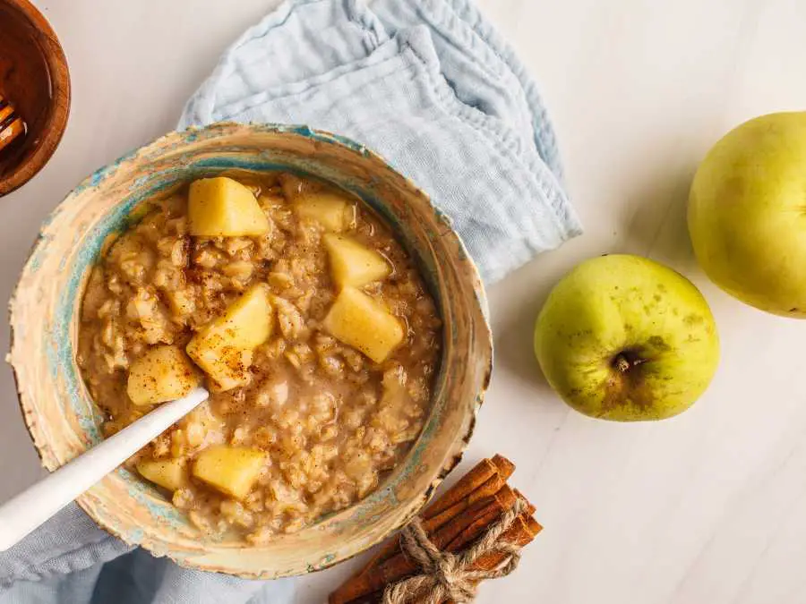 apple-cinnamon-puree-in-a-bowl