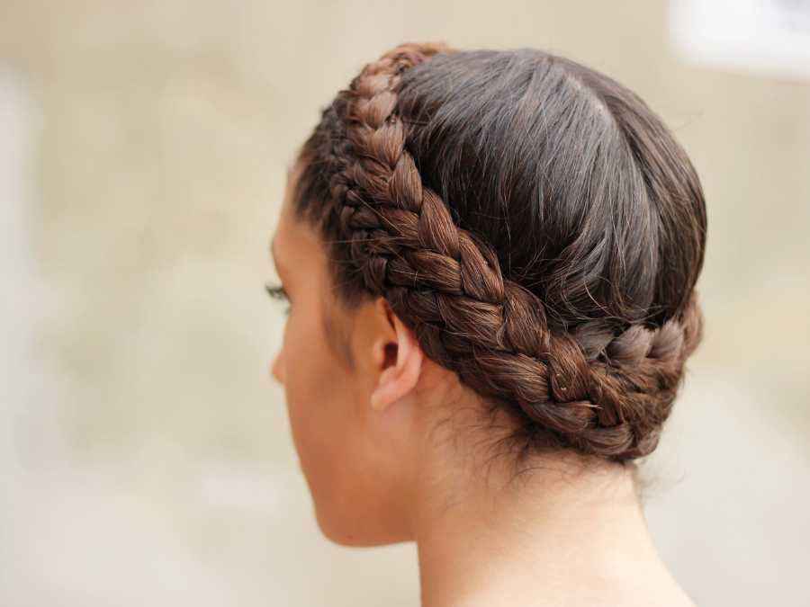 braided-crown-to-achieve-no-heat-hairstyle-foe-mom-under-5-minute