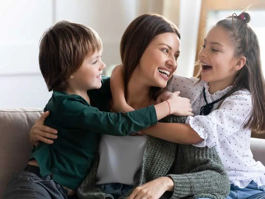 playing-with-the-kids-how-to-manage-mom-life-and-work-life