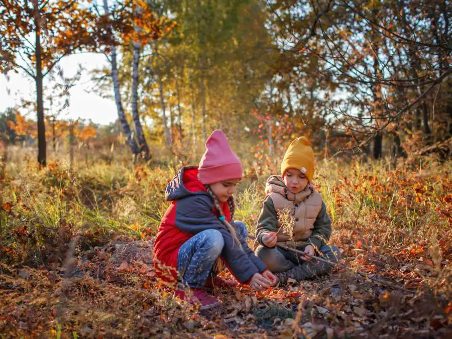 toddlers-cover-during-outdoor-play-to-keep-toddler-hair-moisturized-in-summer