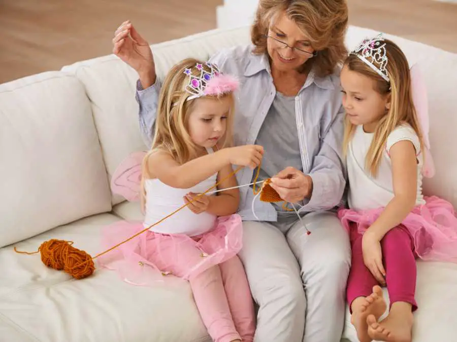 mom-and-toddler-knitting-together
