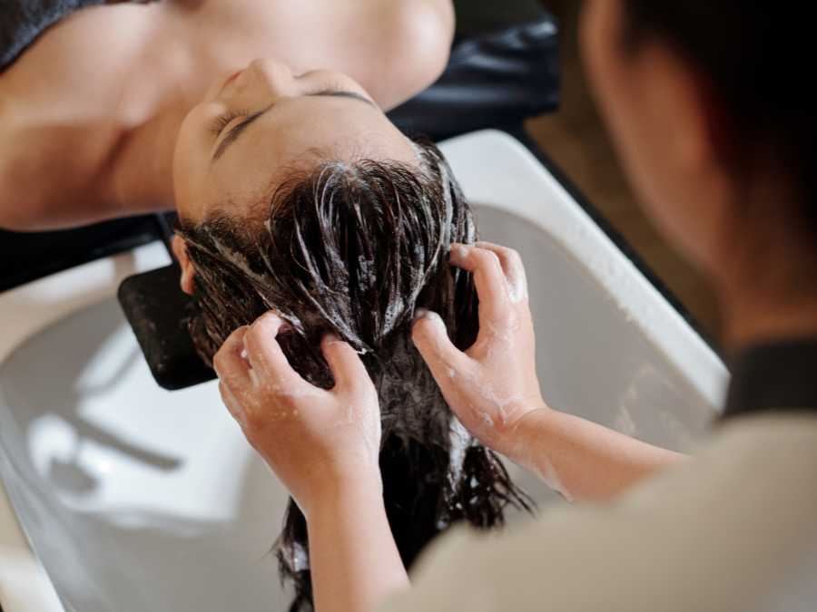 applying-deep-conditioning-in-hair