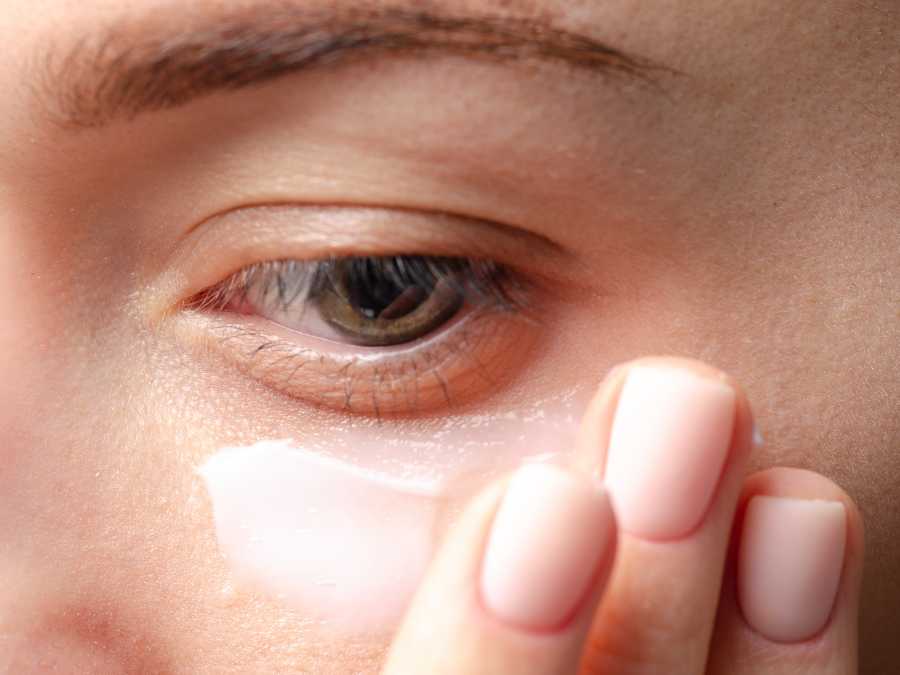 eye-cream-postpartum-summer-skin-care-routing