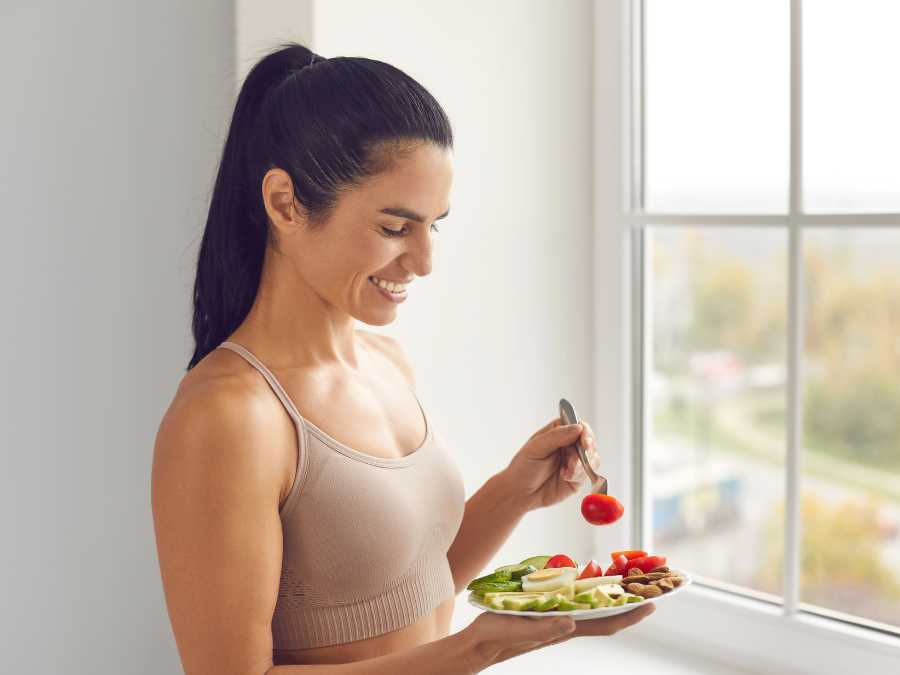 mom-eating-nutritious-meals