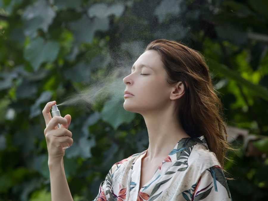 facial-mist-postpartum-summer-skincare-routing 