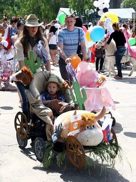 stroller-coustume-parade-baby-friendly-halloween-activities