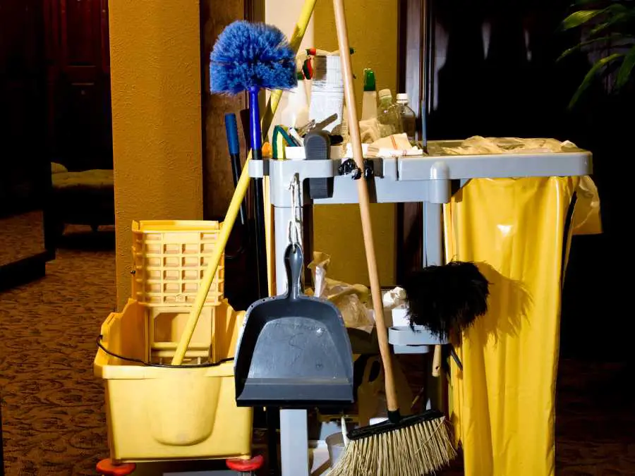 cleaning-supplies-accessible-easy-cleaning-schedule-for-busy-mom