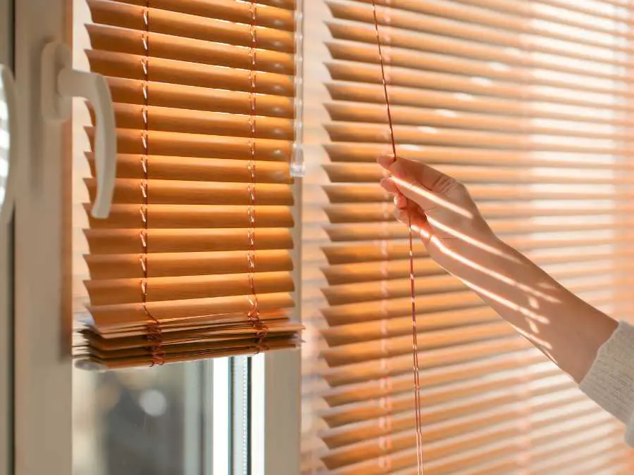 blind-closed-curtain-ways-on-make-your-bedroom-cooler 