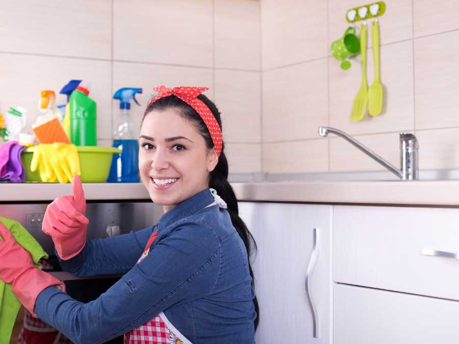 keep-wipes-in-the-kitchen-easy-cleaning-schedule-for-busy-mom