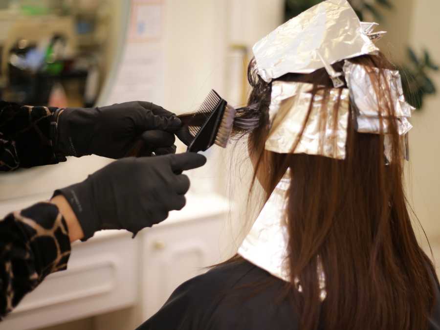 watching-the-process-of-making-hair-in-mirror