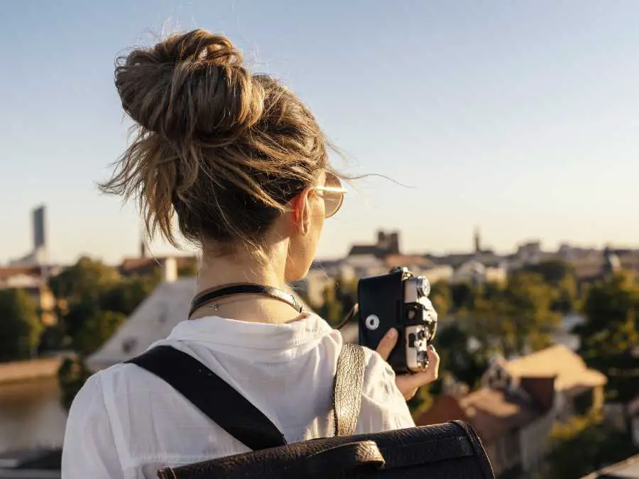 messy-bun-hair-to-achieve-no-heat-hairstyle-for-mom-under-5-minute